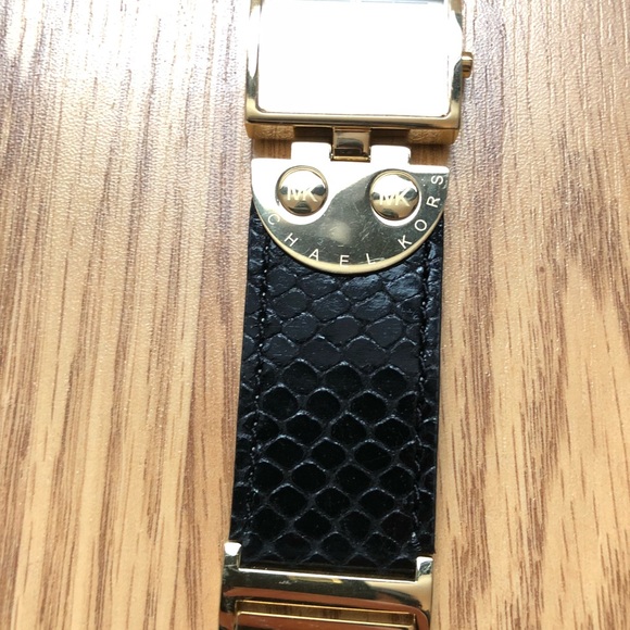 Michael Kors embossed Leather Watch - Picture 3 of 6